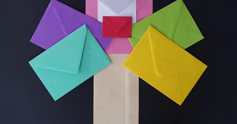 Le poids des enveloppes selon leur format : le facteur qu'on oublie